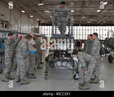 Le s.. Hector Silva, 362e Escadron de formation instructeur en chef, montre comment s'assurer que les goupilles de sécurité sur le B-4 support à ciseaux sont verrouillés en place à Sheppard Air Force Base, Texas, le 6 février 2018. La classe de Silva est en trois blocs de l'aéronef : Cours de base. Banque D'Images