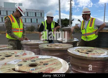 PONCE, Puerto Rico - Groupe de travail rétablissement du courant électrique de matériaux Squad's 1st Lt. Carlos Fabre, Randy Crapps, et Frank Ford vérifiez les données d'inventaire le 4 février dans le port de Ponce fixer en cour. Le projet de loi de matériaux Squad gère l'approvisionnement et la distribution des documents à l'appui de la mission de rétablissement d'alimentation à Porto Rico. (Photo de Robert USACE DeDeaux Affaires publiques) Banque D'Images