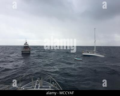 La station de la Garde côtière canadienne Morro Bay Motor Lifeboat équipage arrivent sur les lieux pour aider les navires à voile prend l'eau à proximité de Piedras Blancas, Californie, le 12 février 2018. En raison du mauvais temps, trois personnes et leur chat sont descendus dans un Coast Guard Air Station San Francisco Base avancée Point Mugu MH-65 hélicoptère Dauphin du navire à voile et transportés à l'aéroport de Paso Robles. (U.S. Photo de la Garde côtière canadienne par le maître de Jay Nilles) Banque D'Images