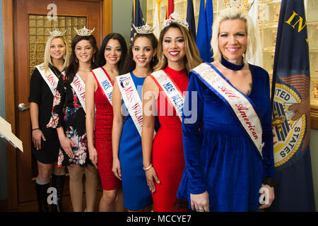 De gauche à droite sont la Jordanie, Miss Jones, Miss America 2018 Brandywine Système ; Rebecca Gasperetti, Mlle Hockessin, Miss America 2018 ; Système Paro-Pringle Ange, Mme, New Castle, Delaware Nord 2018 ; Joanna Wicks, Mlle Wilmington, Miss America 2018 ; Système d'Ivana Hamilton, Mme Virginia America 2017 ; Allison Rae tous les fonds, l'Ambassadeur américain en 2018, à la célébration de la Journée nationale de la pizza, le 9 février 2018, à l'USO sur Dover Air Force Base, Del. pour célébrer la journée, l'USO a offert de la pizza aux aviateurs et leurs familles. (U.S. Air Force photo par Mauricio Campino) Banque D'Images