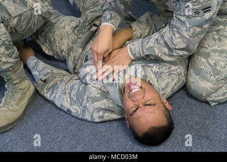 Marvin Bumanglag Navigant de première classe, 154e Escadron des Forces de sécurité fireteam membre, reçoit un traitement pour une blessure simulée le 12 février 2018, au centre de formation de préparation au combat de Gulfport, Mississippi. Les membres du 154e Escadron des Forces de sécurité et le Mississippi Department of Wildlife, Pêches et des Parcs, l'équipe d'intervention spéciale sont des pratiques les principes de soins de combat tactique, d'avant l'exercice annuel Patriot Sud. (U.S. Photo de la Garde nationale aérienne par le sergent. James Ro) Banque D'Images