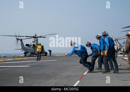 180210-N-DC385-372 GOLFE DE THAÏLANDE (fév. 10, 2018) courent pour enlever les chaînes d'un hélicoptère Huey UH-1Y affecté à l 'Gunfighters' de l'hélicoptère d'attaque léger Marine HMLA) 369 Escadron (sur le poste de pilotage de l'assaut amphibie USS Bonhomme Richard (DG 6) avant son débarquement en préparation pour 2018 Gold Cobra (CG18). Gold Cobra, un thaï-AMÉRICAIN co-parrainé l'exercice dans sa 37ème itération, est conçu pour promouvoir la sécurité régionale et assurer des réponses efficaces aux crises régionales en réunissant une solide force multinationale en vue d'atteindre des objectifs communs de sécurité et s'engager Banque D'Images
