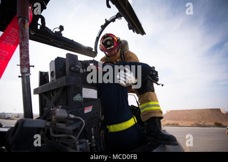 Le Sgt Tech. Kaleb Draper, un pompier affecté au 332e Escadron expéditionnaire d Ingénieur Civil, tire sur une victime simulée depuis le cockpit d'un F-15E Strike Eagle pendant une évacuation d'urgence le 14 février 2018 Formation en Asie du Sud-Ouest. Le scénario prévoyait un pilote qui était devenu inapte, perte de communication avec le contrôle de la circulation aérienne. (U.S. Photo de l'Armée de l'air par le sergent. Joshua Kleinholz) Banque D'Images