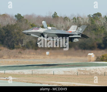 Dan Levin, F-35 Pax River Test Force intégrée, les pilotes BF-2 au cours de l'un des derniers essais en vol atterrissage en pente qui se déroulera du 8 au Marine Corps d'atterrissage auxiliaire Bogue, Caroline du Nord. Le vol d'essai a été effectué avec la goulotte de sortie de vrille installé pour centre de gravité de l'atterrissage vertical à l'essai. Banque D'Images