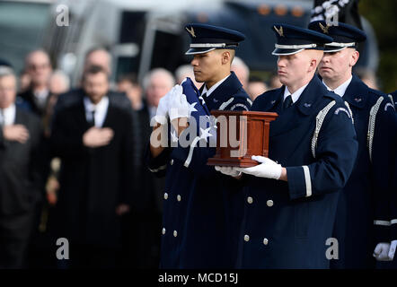Leo K. Thorsness (1932-2017) est un colonel de l'armée de l'air des États-Unis, prisonnier de guerre du Vietnam et récipiendaire de la médaille d'honneur. L'image d'archive montre les gardiens de cérémonie de l'US Air Force participant aux funérailles honorifiques au cimetière national d'Arlington le 14 février 2018. Banque D'Images