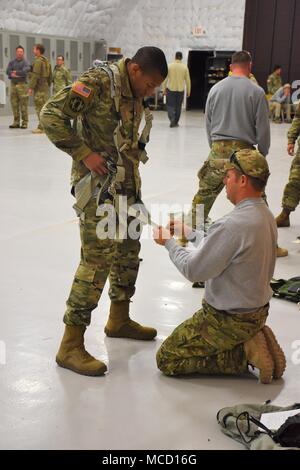 Le capitaine Denard Honeysuckle (à gauche), commandant, Phoenix North, Société de recrutement est aidé avec son équipement de parachutisme par un instructeur de l'école militaire en chute libre, tout en se préparant pour un saut en tandem, le 13 février, Yuma Proving Ground, Yuma (Arizona) En raison du mauvais temps, le saut a été annulée. (U.S. Photo de l'armée par Alun Thomas, USAREC) Affaires publiques Banque D'Images