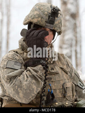 Le Sgt. Christopher Maurer, attribué à l'entreprise à baïonnette, 1er Bataillon, 5e Régiment d'infanterie, 1ère Stryker Brigade Combat Team, 25e Division d'infanterie de l'armée américaine en Alaska, les mises à jour son peloton, pendant le fonctionnement de l'état à Joint Base Elmendorf-Richardson Punchbowl, Alaska, le 10 février 2018. L'opération était un bataillon de Punchbowl, niveau armes combinées, exercice de tir réel qui portaient sur la létalité de l'Arctique. Au cours de l'opération trois fois 150-soldat manœuvré par entreprises terrain varié ; attaquer et saisir les positions ennemies ainsi que l'élimination des armes et des véhicules utilisés par l'ennemi. (U.S. Ai Banque D'Images