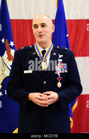 Le brigadier de la Garde nationale aérienne de l'Oregon. Le général Jeffrey M. parle d'argent à une foule rassemblée pour lui souhaiter au revoir au cours de sa retraite, le 10 février 2018, au Centre de préparation à l'Anderson à Salem, Oregon (Photo par le Sgt. Avril 1ère classe Davis, Affaires publiques du Département militaire de l'Oregon) Banque D'Images