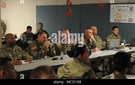Le colonel Nick Ducich, centre, commandant de la Garde côtière canadienne Cal 79e Infantry Brigade Combat Team, est informé par son personnel au camp McGregor, Nouveau Mexique, le 31 janvier au cours d'un exercice de répétition de mission (MRX) en vue d'un déploiement au Kosovo. Banque D'Images