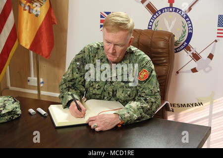 Organisation du Traité de l'Atlantique Nord (OTAN), l'amiral James Foggo, commandant du Commandement de la Force Conjointe alliée, signe le livre d'or sur base "Gran Capitἁn" sur la plage de Besmaya complexe, l'Iraq, 7 février 2018. Plus de 74 membres de la Coalition se sont engagés à l'objectif d'éliminer la menace posée par ISIS en Iraq et la Syrie et ont contribué à divers titres à l'effort. (U.S. Army photo par le Sgt. Horace Murray) Banque D'Images