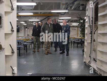 180215-N-YF227-013 Bremerton, dans l'(fév. 15, 2018) Sous-secrétaire de la Marine, l'honorable Thomas B. Modly, parle avec le Cmdr. Jason Warner, le USS JOHN C. STENNIS (CVN 74) Officier d'approvisionnement, sur le navire le mess des ponts. Modly était à bord pour une visite du navire et de parler aux marins et de la commande file. John C. Stennis est à port effectuant un exercice de routine en tant qu'il continue la préparation de son prochain déploiement. (U.S. Photo par marine Spécialiste de la communication de masse de 3e classe William Ford/libérés) Banque D'Images