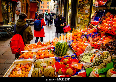 Stand de fruits et légumes dans la Via Drapperie, Bologne, Italie Banque D'Images