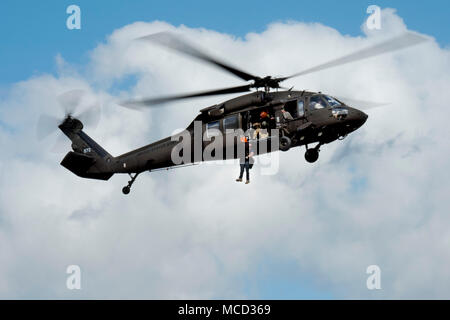 Kovalanchik Emerson, L.C. (équipe de sauvetage aquatique en hélicoptère, monte une victime simulée dans un UH-60 Black Hawk pendant la formation treuil de sauvetage en hélicoptère avec la Compagnie Alpha, 1-111ème bataillon de l'aviation de la Garde nationale, L.C. 2018, au cours de l'PATRIOT Camp Shelby, Hattiesburg, Mississippi, le 15 février 2018. PATRIOT est un exercice d'entraînement aux opérations domestiques parrainé par la Garde nationale qui vise à accroître la compréhension de la coordination, politiques et procédures nécessaires à la réalisation d'une réponse nationale interinstitutions. (U.S. Photo de la Garde nationale aérienne par le sergent. Michelle Y. Alvarez-Rea Banque D'Images