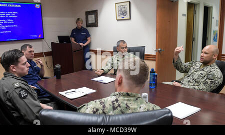 1ère classe-électricien Dante Coppock, affecté à l'Escadron fluviales côtières (CRS) 4, Det. Guam, aux notes d'acteurs sur les capacités de patrouille Mark VI au cours de métiers d'un exercice visant à démontrer l'interopérabilité pour une opération de recherche et sauvetage, 16 février 2018. CRS-4 Det. Guam est affecté à la FCT 75, task force expéditionnaire principale responsable de la planification et l'exécution des opérations fluviales côtières, des explosifs et munitions, d'ingénierie et de construction, plongée sous-marine et de construction dans la 7e flotte américaine zone d'opérations. (U.S. Came de combat de la marine Banque D'Images