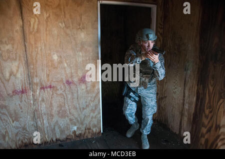 Kaimipomo Senior Airman Ramos, 154e Escadron des Forces de sécurité des États, efface une fireteam prix au cours de l'effort du Patriot 13 février 2018, au camp Shelby, Mlle Ramos et son fireteam a été déléguées par les membres du ministère de la faune, de la pêche et de l'équipe d'intervention spéciale Parcs pour servir de sauvegarde pour trois jours de formation en intervention en cas de catastrophe. (U.S. Photo de la Garde nationale aérienne Aviateur John Senior Linzmeier) Banque D'Images