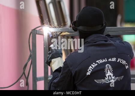 Royal Thai Air Force Soldat Civil Arun Saengkham soudure tuyauterie métallique ensemble pour un centre communautaire pour l'exercice 2018 Bankhaotien Gold Cobra à l'école à Lopburi, Royaume de Thaïlande, le 15 février 2018. Arun est un ingénieur civil avec l'unité de génie civil, et est originaire de Bangkok, Thaïlande. Projets d'aide humanitaire menées au cours de l'exercice de l'appui des besoins et des intérêts humanitaires du peuple thaï. Gold Cobra 18 est un exercice annuel effectué dans le royaume de Thaïlande et se déroule du 10 févr. 13 à 23 avec 12 nations participantes. (U.S. Marine Corps photo de Cp Banque D'Images