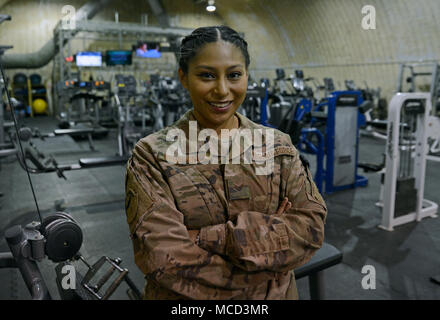 Airman Senior Astrid Hernandez, 455 e Escadron de soutien de la Force expéditionnaire'agent représentant, pose pour une photo dans le centre de remise en forme de Roche, 13 février 2018 à l'aérodrome de Bagram, en Afghanistan. Originaire de l'Oregon, Hernandez est actuellement déployé à partir de Mountain Home Air Force Base, Texas et a été dans l'Armée de l'air pour 3 ans. (U.S. Air Force photo/Le s.. Cox Divine) Banque D'Images