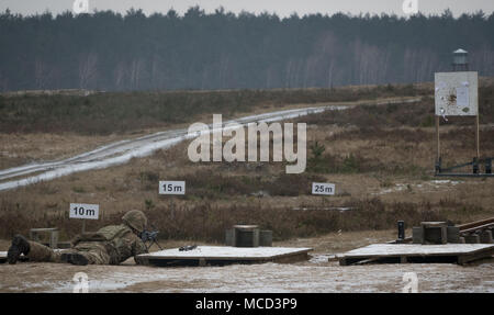 Un soldat britannique avec le Light Dragoons 5,56 millimètres incendies sa mitrailleuse légère à une plage près de la zone d'entraînement Bemowo Piskie, Pologne, le 15 février 2018. Ce soldat est une partie de l'unique groupe de combat multinationales, composé de États-Unis, Royaume-Uni, croate et soldats roumains qui servent avec la 15e Brigade mécanisée polonaise comme une force de dissuasion dans le nord-est de la Pologne à l'appui de l'OTAN vers l'amélioration de la présence. (U.S. Photo de l'armée par la CPS. Andrew McNeil/ Mobile 22e Détachement des affaires publiques) Banque D'Images