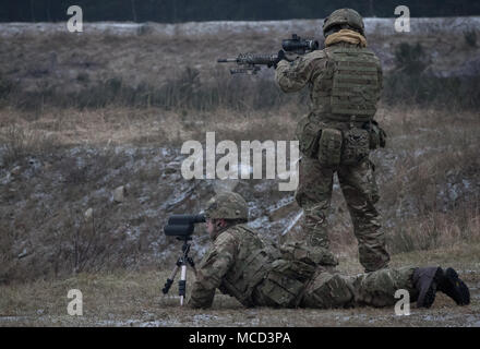 Soldats britanniques avec le Light Dragoons travailler en équipe comme ils mettent en pratique leurs compétences à un éventail sharpshooting près du Bemowo Piskie Domaine de formation, Pologne, le 15 février 2018. Ces soldats sont une partie de l'unique groupe de combat multinationales, composé de États-Unis, Royaume-Uni, croate et soldats roumains qui servent avec la 15e Brigade mécanisée polonaise comme une force de dissuasion dans le nord-est de la Pologne à l'appui de l'OTAN vers l'amélioration de la présence. (U.S. Photo de l'armée par la CPS. Andrew McNeil/ Mobile 22e Détachement des affaires publiques) Banque D'Images