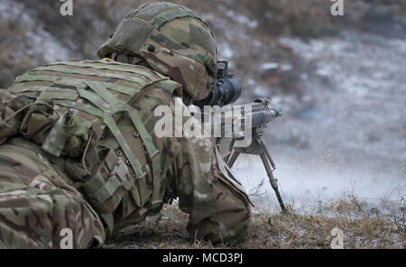 Un soldat britannique avec le Light Dragoons de 7,62 millimètre d'incendies son fusil vers une plage près de la zone d'entraînement Bemowo Piskie, Pologne, le 15 février 2018. Ce soldat est une partie de l'unique groupe de combat multinationales, composé de États-Unis, Royaume-Uni, croate et soldats roumains qui servent avec la 15e Brigade mécanisée polonaise comme une force de dissuasion dans le nord-est de la Pologne à l'appui de l'OTAN vers l'amélioration de la présence. (U.S. Photo de l'armée par la CPS. Andrew McNeil/ Mobile 22e Détachement des affaires publiques) Banque D'Images