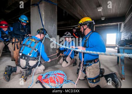 Les pompiers du Groupe de travail du Mississippi, de l'équipe de recherche et sauvetage en milieu urbain à sécuriser un système de cordes pour permettre leur coéquipier's s'échapper d'un bâtiment effondré simulé au cours de l'exercice de formation Sud 18 PATRIOT, au camp Shelby, Mississippi, le 14 février 2018. PATRIOT Sud, une joint-agency l'exercice d'entraînement aux opérations, l'accent sur la préparation aux catastrophes naturelles pour non seulement des unités de la Garde nationale de partout au pays, mais aussi les premiers intervenants civils. (Ohio Air National Guard photo de Tech. Le Sgt. Kuetemeyer nic) Banque D'Images