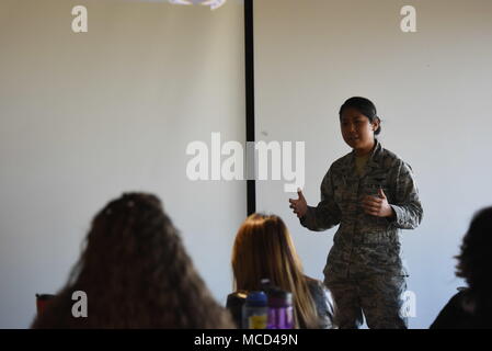 4610 Leadership, une organisation locale travaillant pour construire community-centric leaders dans la région de Pikes Peak, a rendu visite à Schriever Air Force Base, Colorado, le 15 février 2018. Le groupe est allé(e) à un chef de bord, avec les chefs militaires, et fait une tournée à l'intérieur de la zone réglementée. (U.S. Photo de l'Armée de l'air par Slt Scarlett Rodriguez) Banque D'Images