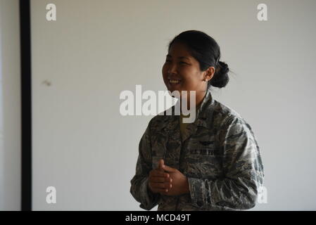 4610 Leadership, une organisation locale travaillant pour construire community-centric leaders dans la région de Pikes Peak, a rendu visite à Schriever Air Force Base, Colorado, le 15 février 2018. Le groupe est allé(e) à un chef de bord, avec les chefs militaires, et fait une tournée à l'intérieur de la zone réglementée. (U.S. Photo de l'Armée de l'air par Slt Scarlett Rodriguez) Banque D'Images