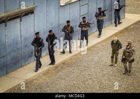 Des soldats iraquiens attaché à Commando Company, 1er Bataillon, 4e Brigade, rendez-vous sur squad mouvement dans une zone urbaine à la gamme Besemaya complexe, l'Iraq, Feb, 11, 2018. Depuis 2014, l'exploitation inhérents Résoudre les membres ont construit capacité de référence de plus de 130 000 les forces de sécurité irakiennes formées à l'encontre de l'ISIS les forces de sécurité irakiennes, il est temps d'améliorer ces capacités à prévenir la résurgence d'ISIS et d'assurer la stabilité au sein de leur nation. (Photo de l'Armée américaine par la CPS. Antonio Lewis) Banque D'Images