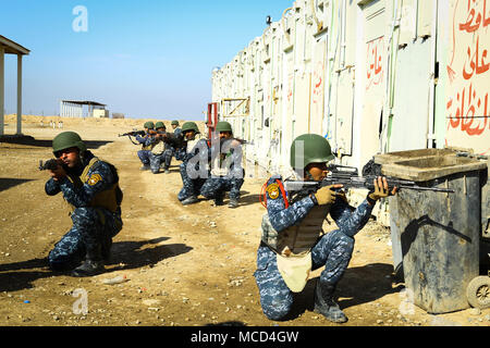 Des soldats iraquiens attaché à Commando Company, 1er Bataillon, 4e Brigade, rendez-vous sur les mouvements de l'escouade dans une zone urbaine à la gamme Besemaya complexe, l'Iraq, Feb, 14, 2018. Depuis 2014, l'exploitation inhérents Résoudre les membres ont construit capacité de référence de plus de 130 000 les forces de sécurité irakiennes formées à l'encontre de l'ISIS les forces de sécurité irakiennes, il est temps d'améliorer ces capacités à prévenir la résurgence d'ISIS et d'assurer la stabilité au sein de leur nation. (Photo de l'Armée américaine par la CPS. Antonio Lewis) Banque D'Images