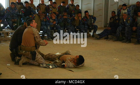 Des soldats iraquiens attaché à Commando Company, 1er Bataillon, 4e Brigade, recevoir une classe de combat à l'Besemaya lifesavers gamme complexe, l'Iraq, Feb, 14, 2018. Depuis 2014, l'exploitation inhérents Résoudre les membres ont construit capacité de référence de plus de 130 000 les forces de sécurité irakiennes formées à l'encontre de l'ISIS les forces de sécurité irakiennes, il est temps d'améliorer ces capacités à prévenir la résurgence d'ISIS et d'assurer la stabilité au sein de leur nation. (Photo de l'Armée américaine par la CPS. Antonio Lewis) Banque D'Images