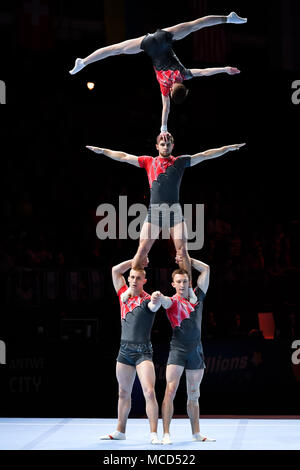 Anvers, Belgique. 15 avril 2018. Stanislav Kukurudz, Vladislav Kukurudz, Yuri et Taras Yarush Push de l'Ukraine sont en compétition dans l'équipe de Men's Group se qualifier durant la 26e Championnats du Monde de Gymnastique acrobatique 2018 à la Lotto Arena le dimanche, 15 avril 2018. Anvers, Belgique. Credit : Crédit : Wu G Taka Taka Wu/Alamy Live News Banque D'Images