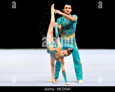 Anvers, Belgique. 15 avril 2018. Aghasif Nurjan Jabbarli Rahimov (AZE) qui se font concurrence en paire mixte sont admissibles et sont en compétition dans Men's Group se qualifier durant la 26e Championnats du Monde de Gymnastique acrobatique 2018 à la Lotto Arena le dimanche, 15 avril 2018. Anvers, Belgique. Credit : Crédit : Wu G Taka Taka Wu/Alamy Live News Banque D'Images