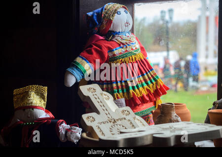 Tambov, Région de Tambov, en Russie. 15 avr, 2018. poupée de chiffon en costume populaire russe Aleksei Sukhorukov Crédit : Fil/ZUMA/Alamy Live News Banque D'Images