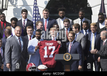 WASHINGTON, DC - SEMAINE DU 09 AVRIL : Le président Donald J. Trump reçoit un maillot de l'équipe de l'Alabama à l'occasion des cérémonies célébrant le College Football 2017 Champions nationaux l'Alabama Crimson Tide, sur la pelouse Sud de la Maison Blanche, le mardi 10 avril 2018, à Washington, D.C. Les gens : le Président Donald Trump Banque D'Images