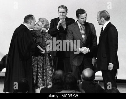 Le président des États-Unis, Gerald R. Ford serre la main de George H. W. Bush, qui a été assermenté en tant que directeur de la Central Intelligence Agency (CIA) à l'administration centrale dans la région de Langley, en Virginie le 30 janvier 1976. De gauche à droite : Associer la Justice de la Cour suprême des États-Unis Potter Stewart ; Barbara Bush ; Vernon Walters, directeur adjoint de la CIA ; directeur ; Bush le président Ford. Credit : Barry Soorenko MediaPunch //CNP Banque D'Images