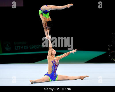 Anvers, Belgique. 15 avril 2018. Huang Zike et Mo Zhixin (CHN) sont en compétition dans les deux combinés au cours de la qualification aux Championnats du Monde de Gymnastique acrobatique 26 2018 à la Lotto Arena le dimanche, 15 avril 2018. Anvers, Belgique. Credit : Crédit : Wu G Taka Taka Wu/Alamy Live News Banque D'Images