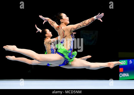 Anvers, Belgique. 15 avril 2018. Huang Zike et Mo Zhixin (CHN) sont en compétition dans les deux combinés au cours de la qualification aux Championnats du Monde de Gymnastique acrobatique 26 2018 à la Lotto Arena le dimanche, 15 avril 2018. Anvers, Belgique. Credit : Crédit : Wu G Taka Taka Wu/Alamy Live News Banque D'Images