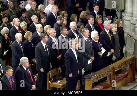 Beaucoup de présents et d'anciens représentants du gouvernement ont assisté à la rencontre de prière à la cathédrale nationale de Washington à Washington, DC Le 14 septembre 2001. Les anciens Présidents des Etats-Unis, Jimmy Carter, Gerald R. Ford, et l'ancien Vice-président Al Gore était assis dans la troisième rangée derrière le président des États-Unis George W. Bush, la Première dame Laura Bush, ancien Président des États-Unis George H. W. Bush, Barbara Bush, ancien Président des États-Unis Bill Clinton, États-Unis Le sénateur Hillary Rodham Clinton (démocrate de New York), et Chelsea Clinton. Le chef de la majorité au Sénat des États-Unis Banque D'Images