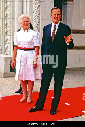 Le président des États-Unis George H. W. Bush et la première Dame Barbara Bush attendent l'arrivée des dirigeants du monde à la 1990 Sommet économique des pays industrialisés à Houston, Texas, le 8 juillet 1990. Credit : Ron Sachs/CNP /MediaPunch Banque D'Images