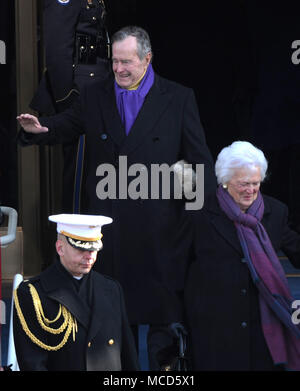 Washington, DC - 20 janvier 2009 -- l'ancien Président des États-Unis George H. W. Bush et son épouse Barbara arrivent pour l'investiture de Barack Obama en tant que 44e président des États-Unis à l'ouest pas de la Capitol le mardi 20 janvier, 2009.Crédit : Pat Benic - Piscine via CNP /MediaPunch Banque D'Images