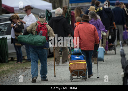 Leesburg, États-Unis. 15 avril 2018. États-unis : 15 avril 2018 : Même avec le froid et la pluie une foule est venu fêter le printemps à la 52e assemblée annuelle de recherche de Loudoun Point to Point courses qui ont eu lieu à Oatlands plantation près de Leesburg. (Photo par Douglas Graham/Loudoun maintenant) Banque D'Images