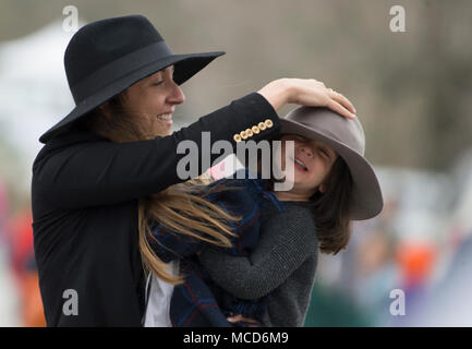 Leesburg, États-Unis. 15 avril 2018. États-unis : 15 avril 2018 : Même avec le vent, le froid et la pluie Cette maman et sa fille s'amusaient à la 52e assemblée annuelle de recherche de Loudoun Point to Point courses qui ont eu lieu à Oatlands plantation près de Leesburg. (Photo par Douglas Graham/Loudoun maintenant) Banque D'Images