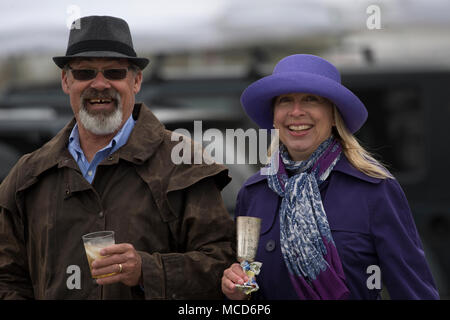 Leesburg, États-Unis. 15 avril 2018. États-unis : 15 avril 2018 : chapeaux et de bons cocktails aide pour célébrer le printemps à la 52e assemblée annuelle de recherche de Loudoun Point to Point courses qui ont eu lieu à Oatlands plantation près de Leesburg. (Photo par Douglas Graham/Loudoun maintenant) Banque D'Images