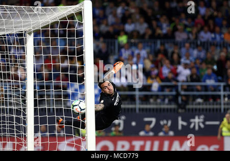 Malaga, Andalousie, espagne. Apr 15, 2018. Roberto (Malaga CF) essayer d'atteindre le ballon pendant le match entre Malaga CF et Real Madrid CF au stade La Rosaleda. Credit : Manu Haiti/SOPA Images/ZUMA/Alamy Fil Live News Banque D'Images