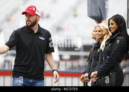 Bristol, Tennessee, USA. Apr 15, 2018. 15 avril 2018 - Bristol, Tennessee, USA : Ross Chastain (15) est présenté à la foule avant de course dans la ville des aliments 500 à Bristol Motor Speedway à Bristol, Tennessee. Crédit : Chris Owens Asp Inc/ASP/ZUMA/Alamy Fil Live News Banque D'Images