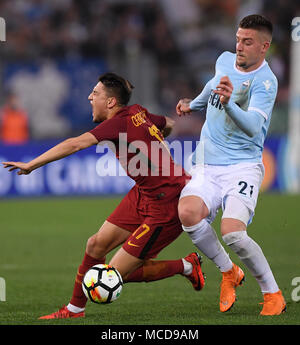 Rome, Italie. Apr 15, 2018. Roma's Cengiz sous (L) en concurrence avec la Lazio Sergej Milinkovic lors d'un match de football de Série A entre le Latium et Roms à Rome, Italie, le 15 avril 2018. Le match s'est terminé dans une scoreless cravate. Credit : Alberto Lingria/Xinhua/Alamy Live News Banque D'Images