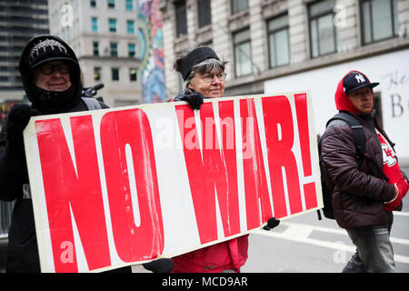 New York, USA. Apr 15, 2018. Les militants participent à une manifestation anti-guerre à New York, États-Unis, le 15 avril 2018. Des centaines de personnes ont pris part au rallye avec le thème de la 'fin des guerres américaines au pays et à l'étranger' ici le dimanche. Credit : Wang Ying/Xinhua/Alamy Live News Banque D'Images