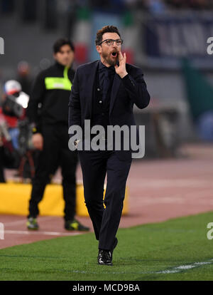 Rome, Italie. Apr 15, 2018. L'entraîneur-chef roms Eusebio Di Francesco lors d'une série de gestes un match de football entre le Latium et Roms à Rome, Italie, le 15 avril 2018. Le match s'est terminé dans une scoreless cravate. Credit : Alberto Lingria/Xinhua/Alamy Live News Banque D'Images