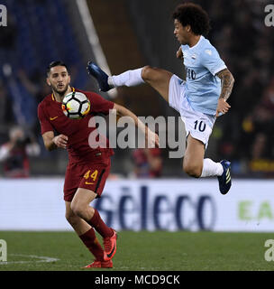 Rome, Italie. Apr 15, 2018. Roma's Kostas Manolas(L) est en concurrence avec la Lazio Felipe Anderson lors d'un match de football de Série A entre le Latium et Roms à Rome, Italie, le 15 avril 2018. Le match s'est terminé dans une scoreless cravate. Credit : Alberto Lingria/Xinhua/Alamy Live News Banque D'Images