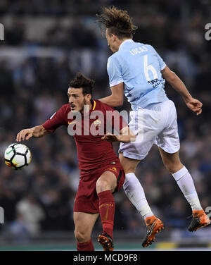 Rome, Italie. Apr 15, 2018. L'Alessandro Florenzi roms (L) en concurrence avec la Lazio Lucas Leiva lors d'une série d'un match de football entre le Latium et Roms à Rome, Italie, le 15 avril 2018. Le match s'est terminé dans une scoreless cravate. Credit : Alberto Lingria/Xinhua/Alamy Live News Banque D'Images